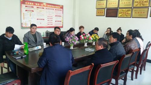 銅煤公司第十二項(xiàng)目部黨支部開展“貫徹黨的十九大精神，如何做一名合格黨員”專題學(xué)習(xí)研討會