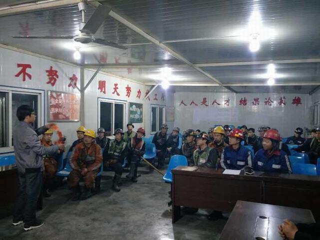 陜煤建設(shè)掘進(jìn)公司北翼項(xiàng)目部開(kāi)展自救器培訓(xùn)演練全覆蓋