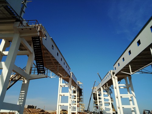 陜煤建設(shè)澄合分公司小保當(dāng)煤礦火車快速裝車站鋼結(jié)構(gòu)棧橋順利吊裝完成