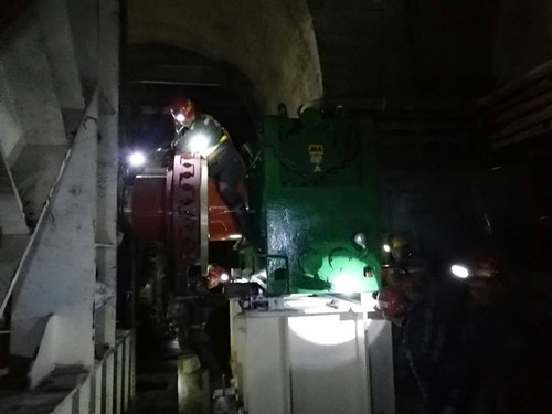 陜煤建設(shè)機(jī)電安裝公司承建的紅柳林煤礦膠帶運輸機(jī)頭大件安裝完成