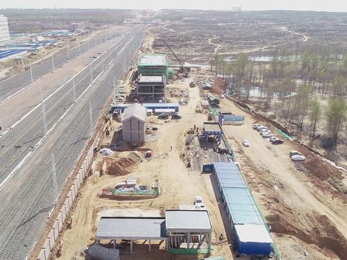 陜煤建設(shè)銅煤公司承建的靖神鐵路項目小保當車站所有單項工程封頂