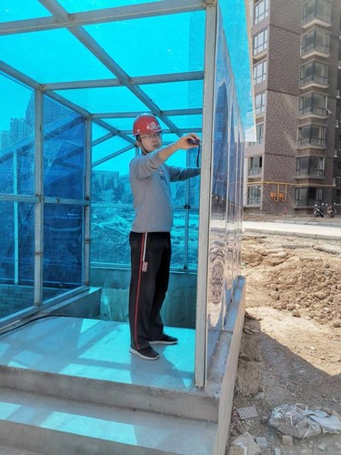 風(fēng)吹浪打揉不碎，寒來暑往見精神