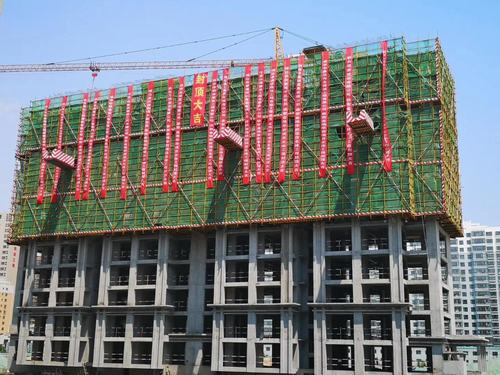 陜煤建設(shè)銅煤公司承建的金地華府項目7#樓主體順利封頂