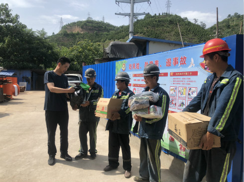 陜煤建設(shè)機電安裝公司深入一線送清涼