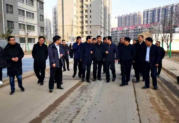 銅川礦業(yè)公司黨委書(shū)記、執(zhí)行董事劉水利一行蒞臨銅煤1#、2#住宅小區(qū)現(xiàn)場(chǎng)調(diào)研指導(dǎo)工作