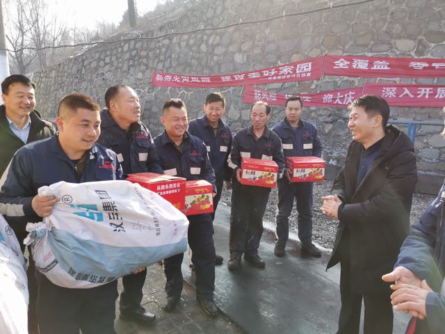 陜煤建設洗選煤運營公司春節(jié)期間慰問一線職工
