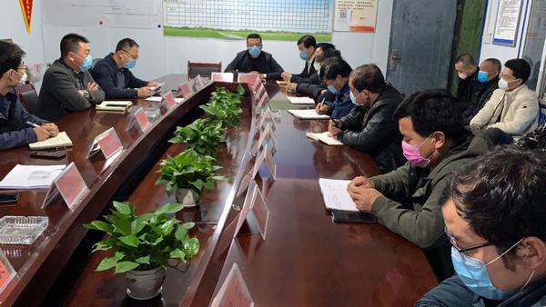 陜煤建設(shè)礦建二公司小保當(dāng)三項目部戰(zhàn)疫情抓安全把牢班組管理“第一關(guān)”