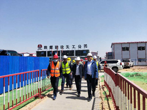 榆林化學(xué)公司董事長宋世杰蒞臨天工公司1、2#宿舍檢查指導(dǎo)工作