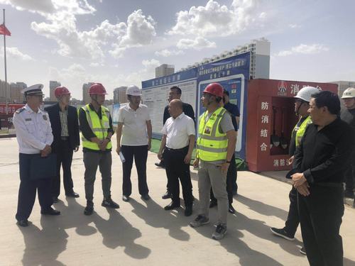 靖邊縣縣委常委、常務(wù)副縣長(zhǎng)孟春偉一行蒞臨陜煤建設(shè)銅煤公司承建的金地華府項(xiàng)目檢查指導(dǎo)工作