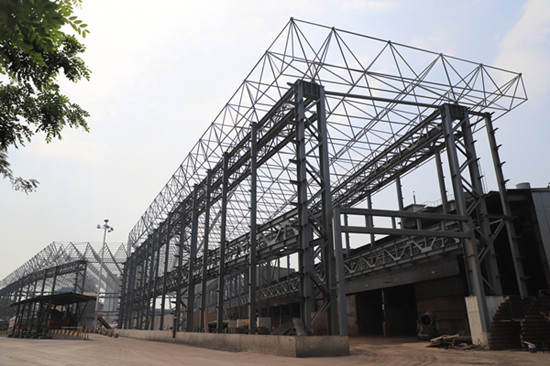 陜煤建設(shè)漢中分公司承建的漢鋼公司2#料場網(wǎng)架吊裝順利完成
