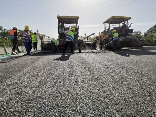 陜煤建設(shè)路橋分公司天漢大道項(xiàng)目新建道路完成瀝青攤鋪
