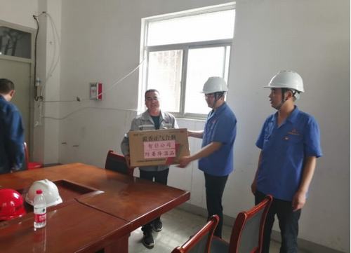 智引科技公司領(lǐng)導(dǎo)慰問(wèn)蒞臨咸陽(yáng)分公司第二項(xiàng)目部“送清涼”