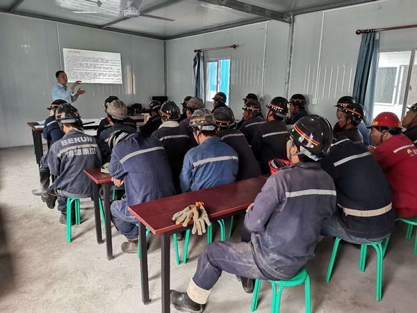 陜煤建設(shè)礦建二公司：把習(xí)近平總書記關(guān)于安全生產(chǎn)重要論述帶到班組去