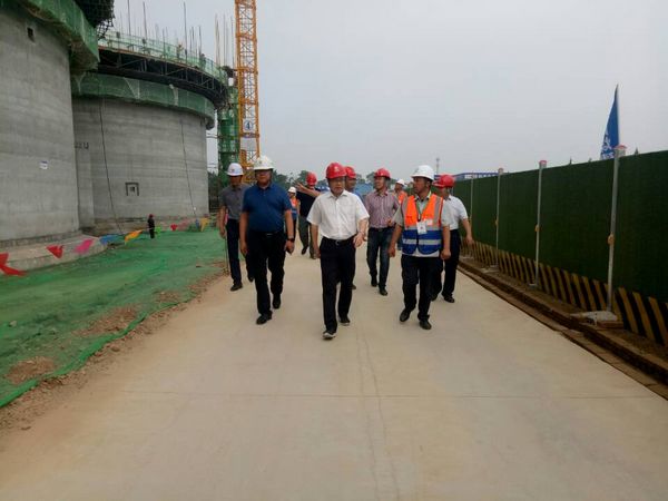 中儲糧西安分公司總經(jīng)理戴中文、新建項目領導小組組長王錄印蒞臨天工公司承建的中儲糧淺圓倉工地檢查指導工作