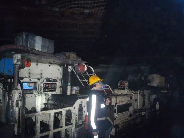 陜煤建設(shè)掘進(jìn)公司：14部系統(tǒng)！8000米運(yùn)距！鐵軍再次攻堅(jiān)克難