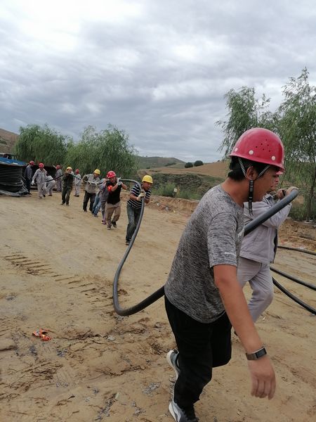 陜煤建設(shè)天工公司安裝三部連續(xù)奮戰(zhàn)十四小時(shí)成功敷設(shè)電纜