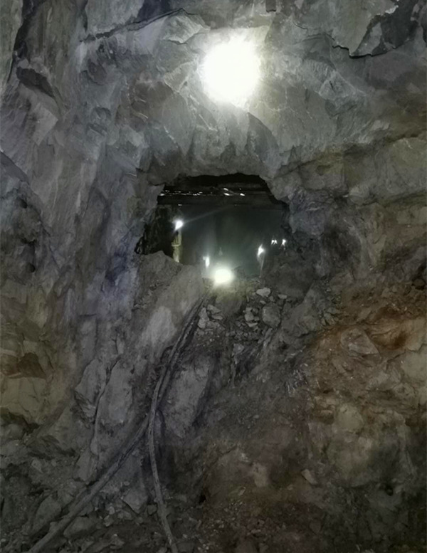 陜煤建設(shè)礦建三公司：酒鋼項(xiàng)目部V礦體2775m水平與銅礦斜坡道順利貫通