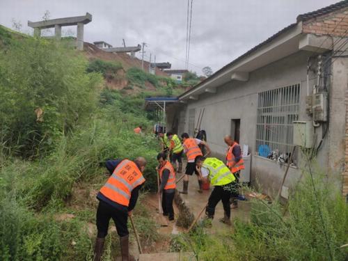 青年突擊勇?lián)?，助民防洪顯形象