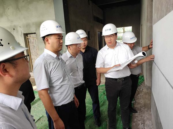 西安灃東國(guó)際車城發(fā)展有限公司總經(jīng)理王濤深入陜煤建設(shè)天工公司施工現(xiàn)場(chǎng)慰問(wèn)指導(dǎo)工作