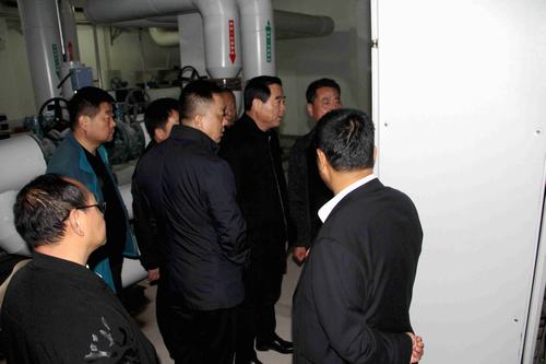 銅川礦業(yè)公司副總經理郭全營一行深入銅煤1#、2#小區(qū)現(xiàn)場檢查指導供暖準備工作