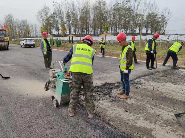 陜煤建設(shè)澄合分公司第十五項目部加快復(fù)工建設(shè)推進公路項目瀝青路面攤鋪