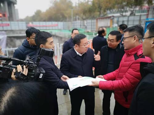 咸陽市副市長王靖深入住建局南廣場地下停車場調研、視察工作