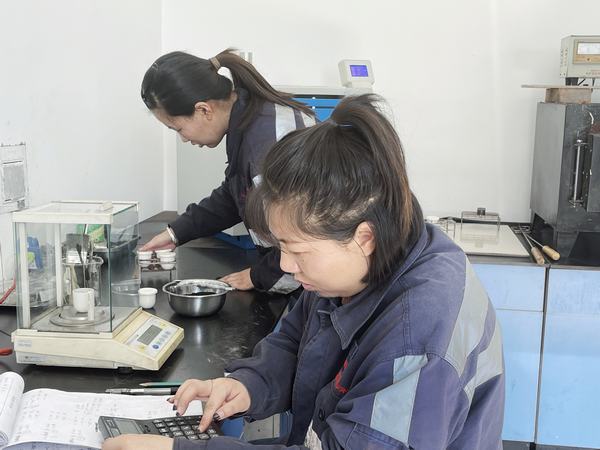 紅粉不嫌靛衣染，精測細析黑金成