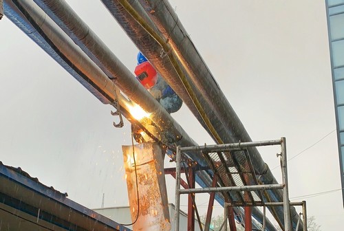 陜煤建設(shè)洗選煤運營公司第二項目部：安裝工人冒雨搶修 熱水管路恢復正常