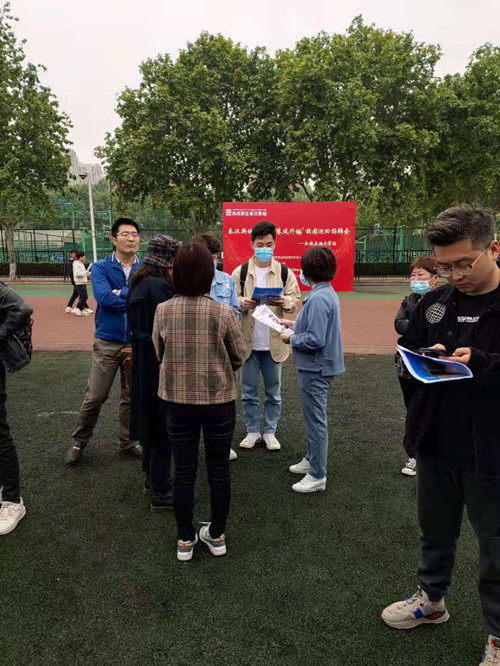 陜煤建設(shè)機(jī)電安裝公司參加招聘會精選人才