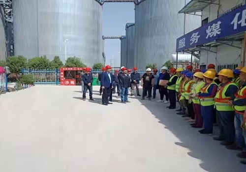 陜西神渭煤炭管道運輸有限責(zé)任公司領(lǐng)導(dǎo)深入施工現(xiàn)場對一線參建人員慰問