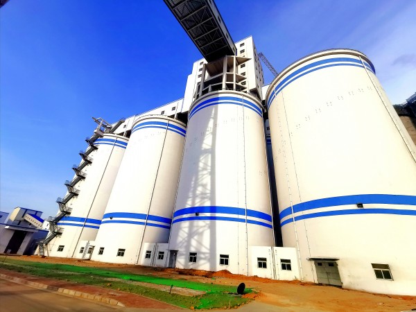 同舟共濟(jì)揚(yáng)帆起，乘風(fēng)破浪萬(wàn)里航