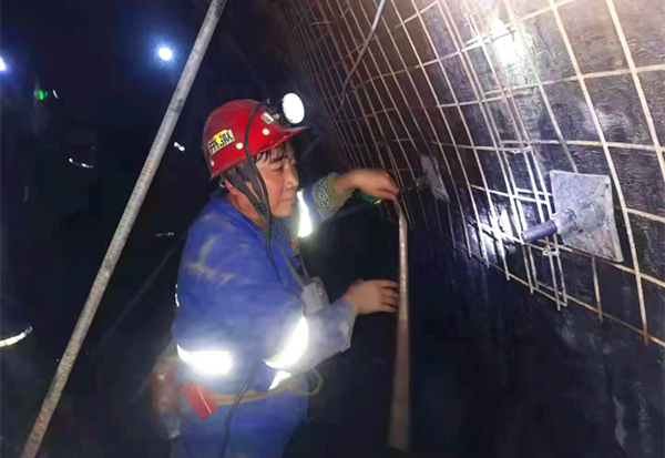 奉獻(xiàn)不言苦，追求無(wú)止境