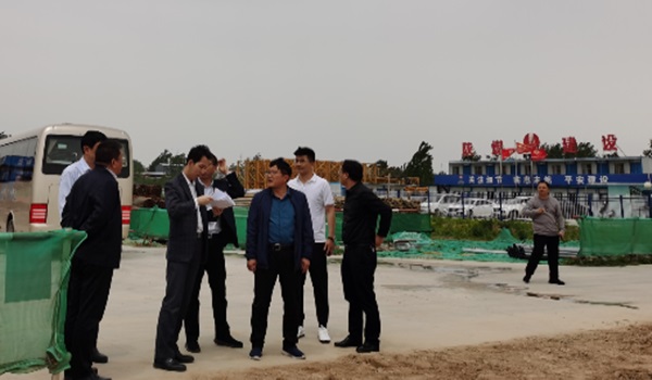 許昌市政府辦公室主任郭圣琦一行蒞臨河南龐源塔式起重機項目進行調(diào)研指導(dǎo)工作