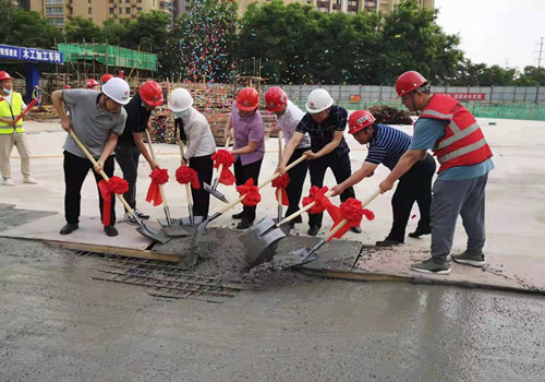 陜煤建設(shè)咸陽分公司承建的咸陽市城市停車場BOT項(xiàng)目釣臺廣場地下停車場順利封頂