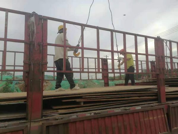 陜煤建設(shè)天工公司秦漢新城渭陽佳苑項目部全體 人員齊動手“鋪設(shè)道路”確保項目順利施工