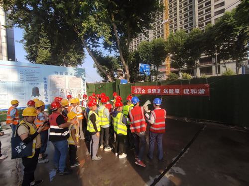 陜煤建設(shè)銅煤第二項目部開展為一線工人“送安全、送清涼、送健康、促和諧”活動