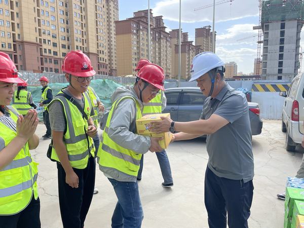 炎炎夏日送清涼  絲絲關(guān)懷沁人心