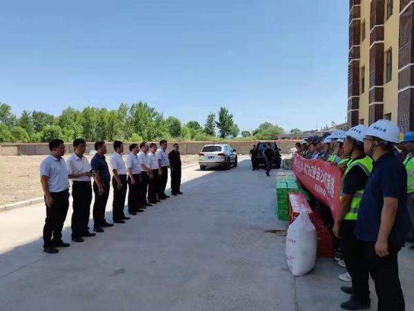 靖神鐵路公司黨委副書記、董事長陳俊濤為陜煤建設(shè)銅煤公司第八項(xiàng)目部靖神鐵路孟家灣機(jī)輛中心項(xiàng)目干部職工等送清涼