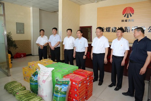 陜西靖神鐵路公司董事長陳俊濤一行蒞臨陜煤建設(shè)路橋分公司靖神鐵路項(xiàng)目開展“送清涼”慰問
