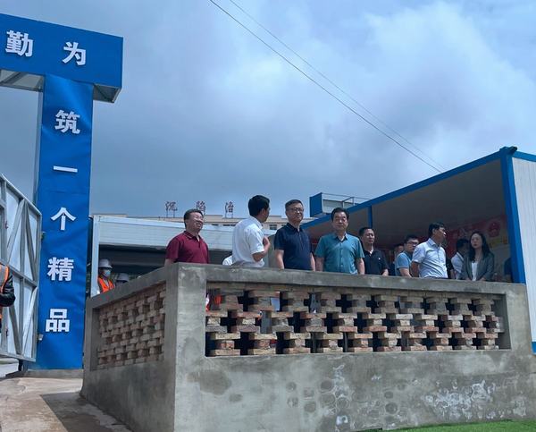 陜煤集團總經(jīng)理助理、戰(zhàn)略規(guī)劃委主任宋世杰一行蒞臨陜煤建設銅煤公司承建的王石凹游客服務中心項目檢查指導工作