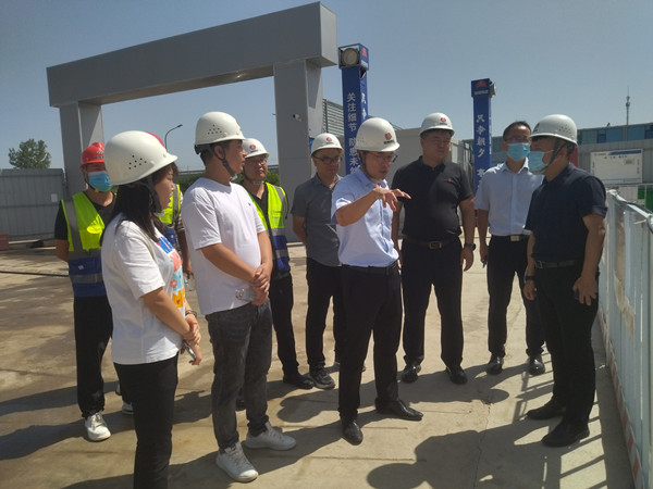 灃西新城黨委委員、管委會副主任薄磊一行蒞臨陜煤建設咸陽分公司承建的灃西新城第五學校項目調(diào)研指導工作