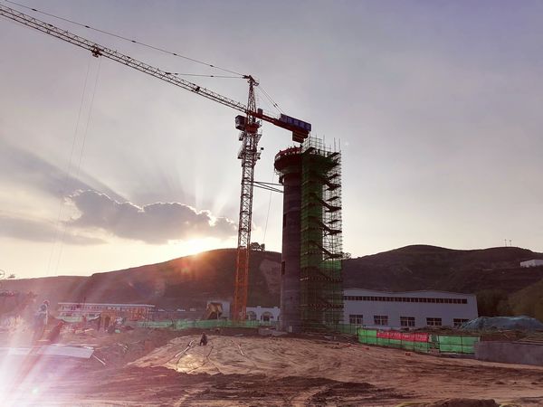 陜煤建設(shè)天工公司安裝三部原煤儲煤場落煤筒滑模施工順利完成