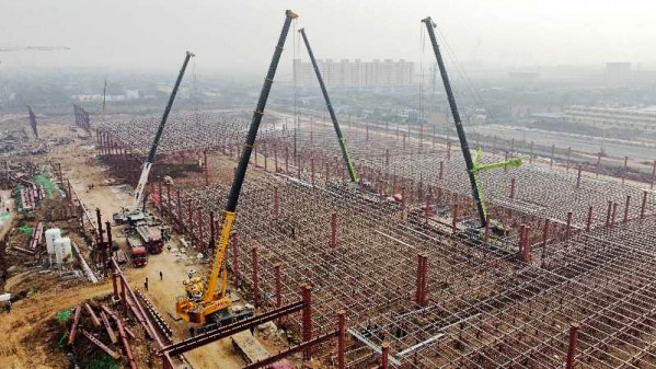 陜煤建設(shè)渭南分公司南京金龍電動商用車建設(shè)項目總裝車間五、六區(qū)網(wǎng)架頂升工程順利吊裝完成