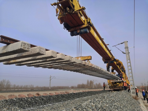 陜煤建設(shè)路橋分公司靖神鐵路孟紅段聯(lián)絡(luò)線正式開始鋪軌作業(yè)