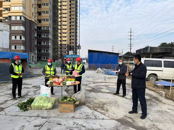 涇陽(yáng)縣住房與城鄉(xiāng)建設(shè)局領(lǐng)導(dǎo)班子一行慰問(wèn)陜煤建設(shè)咸陽(yáng)分公司涇陽(yáng)縣西城保障房小區(qū)項(xiàng)目一線員工