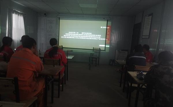 陜煤建設(shè)礦建二公司第三項(xiàng)目部安全“微觀影”走進(jìn)班前會