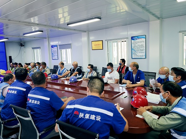 陜煤建設(shè)澄合分公司第十一項(xiàng)目部農(nóng)民工夜?！俺潆姟睘轫?xiàng)目提質(zhì)“蓄能”