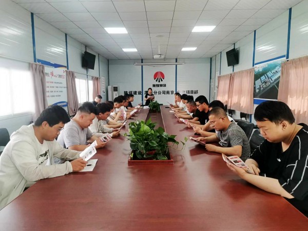 陜煤建設(shè)渭南分公司南京金龍項目部與渭南產(chǎn)投公司聯(lián)合開展“安全宣講進(jìn)一線”活動