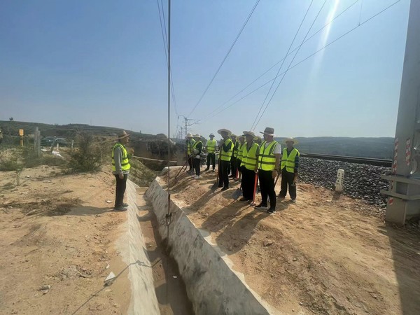 聞“汛”而動(dòng)，陜煤建設(shè)路橋分公司靖神鐵路項(xiàng)目部全力搶修水毀地段工程