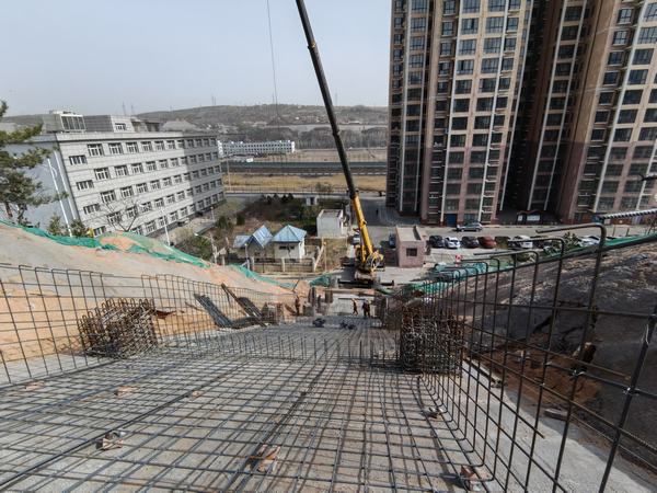 陜煤建設(shè)韓城分公司土建五項(xiàng)目部用實(shí)力攻克30°大斜坡施工項(xiàng)目